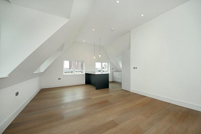 2 Bedroom Flat To Rent In Bank Chambers, Acton, W3