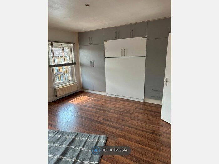 Studio To Rent In Lichfield Road, London, NW2