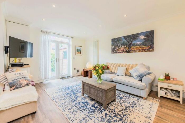 1 Bedroom Flat To Rent In Ravenslea Road, London, SW12