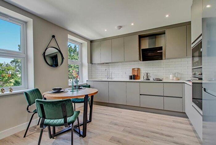 1 Bedroom Apartment For Sale In Beaconsfield Road, London, N11
