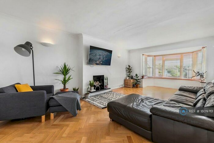 3 Bedroom Flat To Rent In Wonham Court, Beckenham, BR3