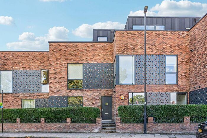 2 Bedroom Flat For Sale In Upper Tulse Hill, London, SW2