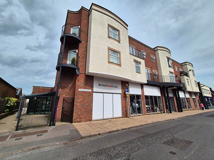 2 Bedroom Flat For Sale In Swan Street, Petersfield, GU32