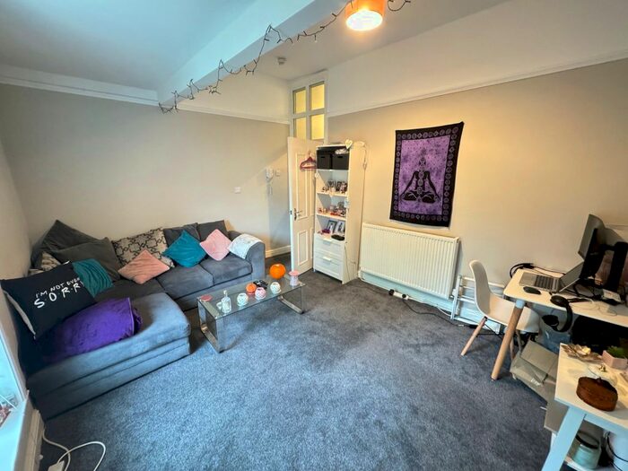 1 Bedroom Flat To Rent In Newton Villas, - Chapeltown Road, Leeds, West Yorkshire, LS7