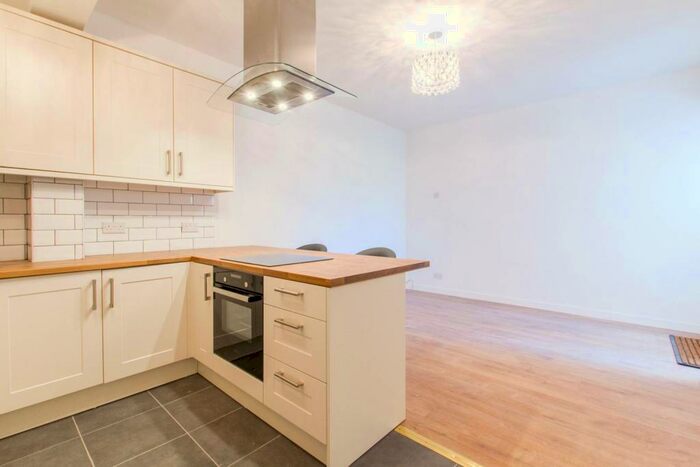 2 Bedroom Flat To Rent In Wood Street, Walthamstow, London, E17