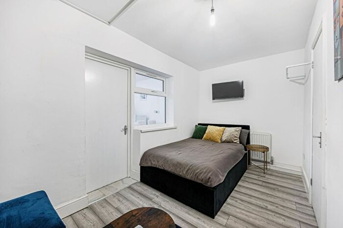 Studio To Rent In The Crescent, Acton, W3