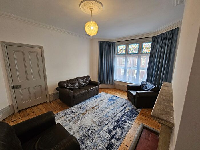 5 Bedroom Terraced House To Rent In Ashburnham Road, Luton, LU1