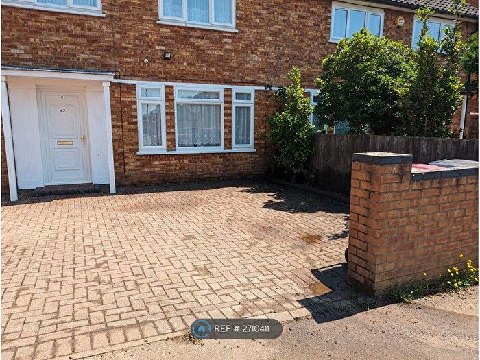 3 Bedroom Semi-Detached House To Rent In Verney Road, Slough, SL3