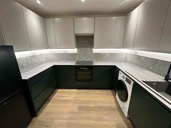 3 Bedroom Flat To Rent In Station Road, London, NW4