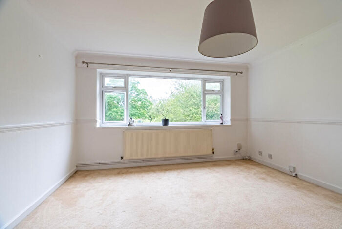 1 Bedroom Apartment For Sale In The Ridgeway, St. Albans, Hertfordshire, AL4