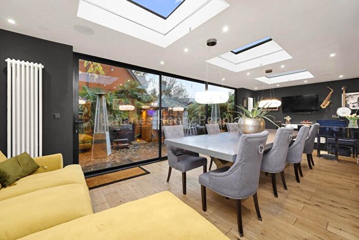 3 Bedroom Cottage For Sale In Slades Hill, London, EN2