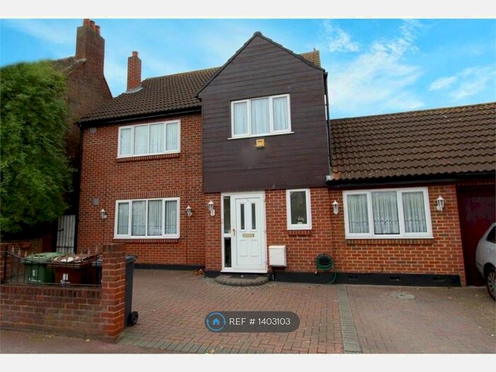 5 Bedroom Detached House To Rent In Hurstbourne Gardens, Barking, IG11