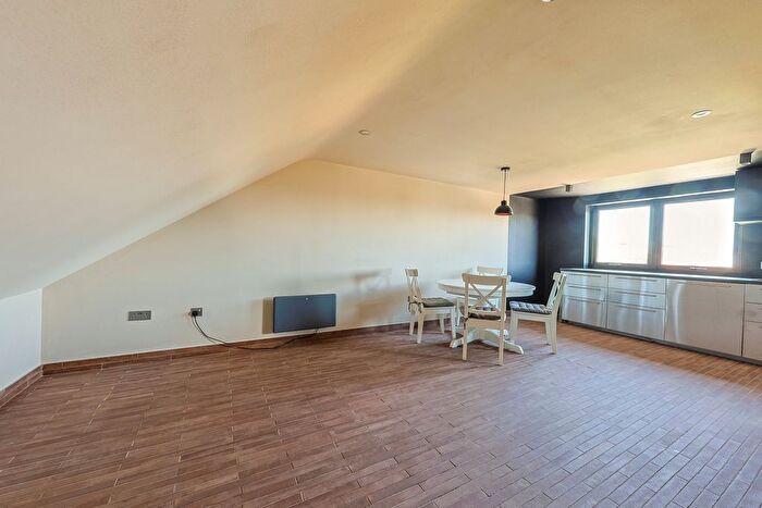 3 Bedroom Flat To Rent In Commonside East, Mitcham, CR4