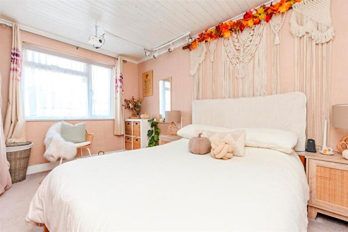 2 Bedroom Maisonette For Sale In Burnham Crescent, Dartford, Kent, DA1