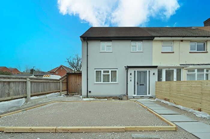 3 Bedroom Semi Detached House For Sale In Ganders Ash, Watford, WD25