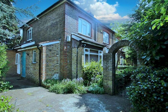 4 Bedroom Semi-Detached House To Rent In Pillions Lane, Hayes, UB4