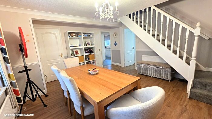 4 Bedroom Detached House For Sale In Conifer Close, Goffs Oak, EN7