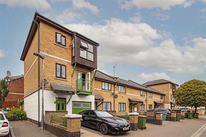 3 Bedroom Semi-Detached House To Rent In Badminton Mews, London, E16