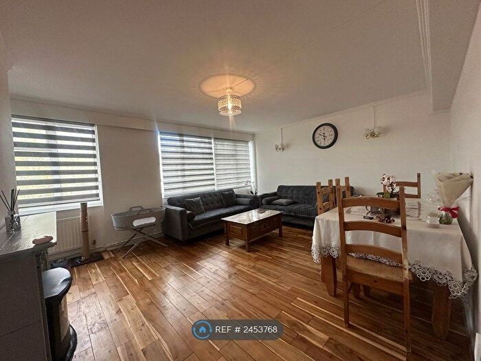 3 Bedroom Flat To Rent In Beale Close, London, N13