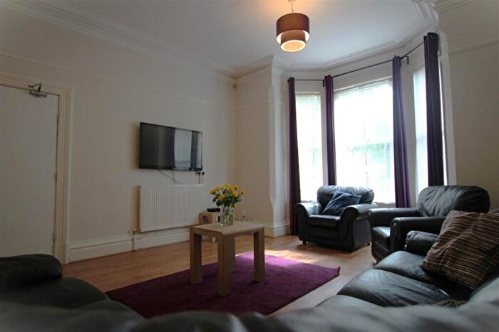 1 Bedroom Semi-Detached House To Rent In Waterloo Crescent - Bed, The Arboretum, NG7