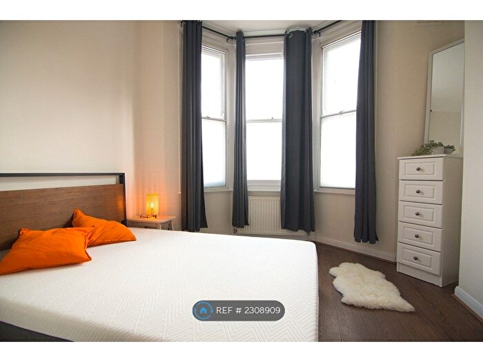 3 Bedroom Flat To Rent In Townmead Rd, London, SW6