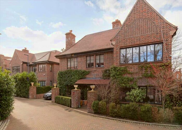 4 Bedroom Property To Rent In Chandos Way, Golders Green, NW11