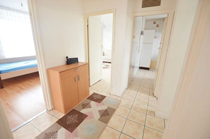 3 Bedroom Flat For Sale In Woodberry Down, London, N4