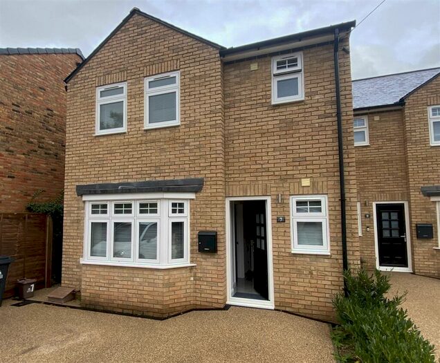 3 Bedroom Semi-Detached House To Rent In West Close, Hoddesdon, EN11