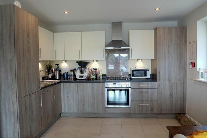 2 Bedroom Flat To Rent In Frays Avenue, West Drayton, UB7