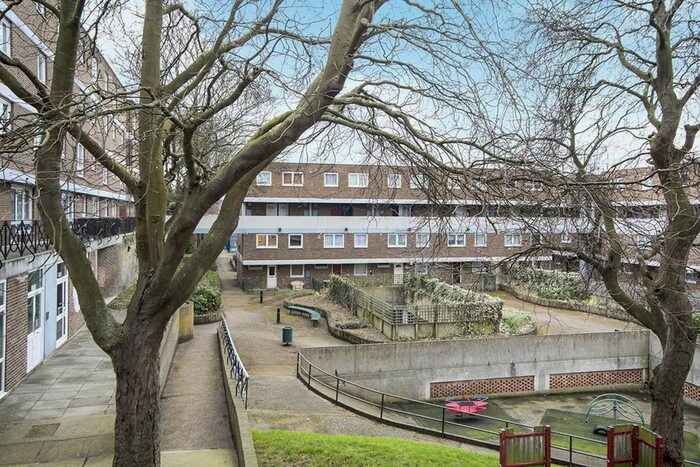 2 Bedroom Flat To Rent In Melville Court, Chatham, Kent, ME4