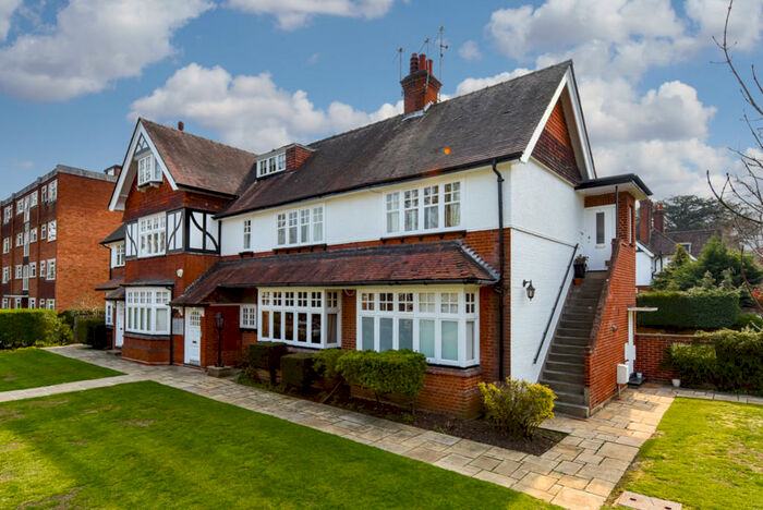 1 Bedroom Apartment To Rent In Lovelace Road, KT6