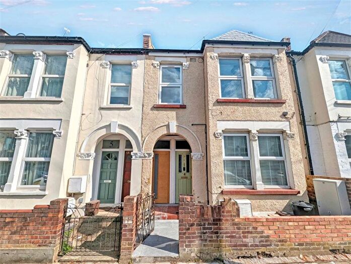 2 Bedroom Flat For Sale In Fairlight Road, Wandsworth, SW17