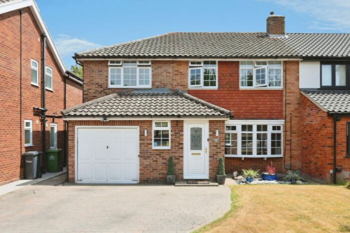 4 Bedroom Semi-Detached House For Sale In High Wood Road, Hoddesdon, EN11