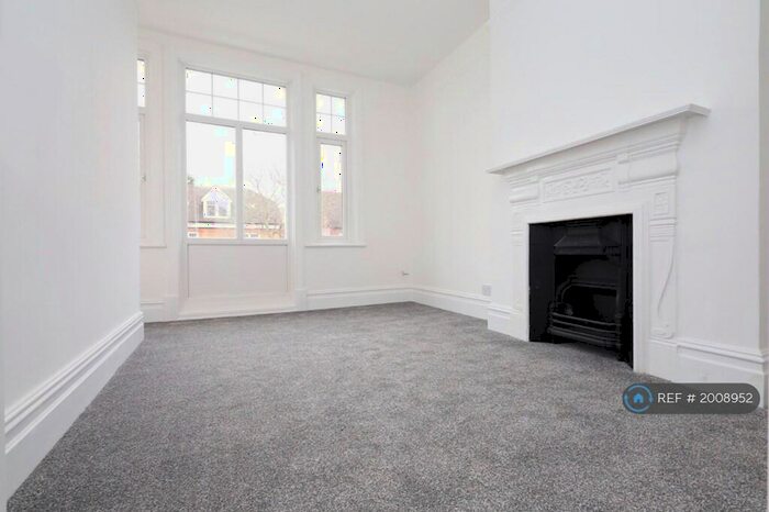 2 Bedroom Flat To Rent In Queen Anne Avenue, Bromley, BR2