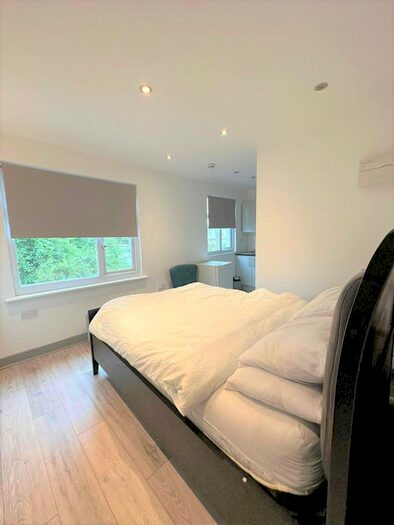 Studio To Rent In Collier Row Lane, Collier Row, Romford, RM5