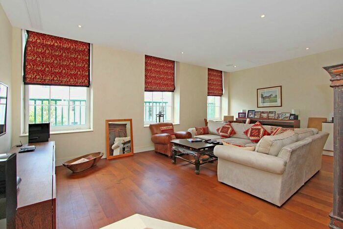 3 Bedroom Flat To Rent In Chepstow Place, Bayswater, London, W2