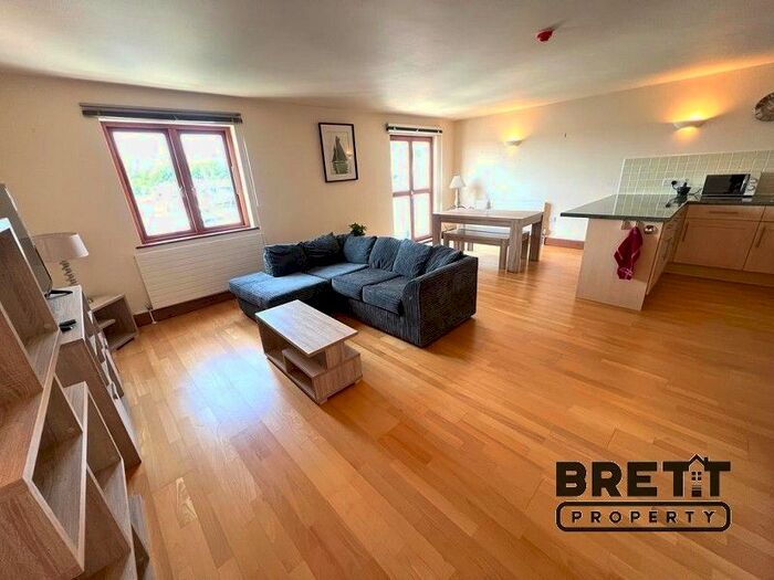 2 Bedroom Flat To Rent In Nelson Quay, Milford Haven, Pembrokeshire., SA73