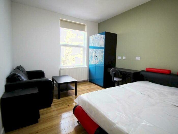 Apartment To Rent In Apt C, Regent Park Terrace #, LS6