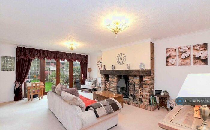 3 Bedroom Bungalow To Rent In Avenue Road, Hoddesdon, EN11