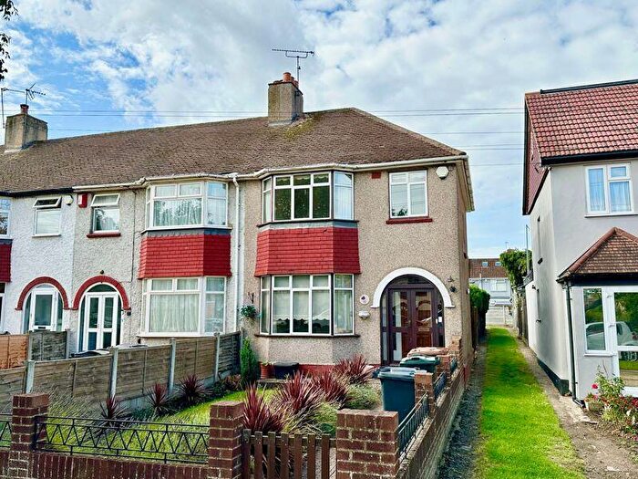 3 Bedroom End Of Terrace House For Sale In Burnham Road, Dartford, DA1