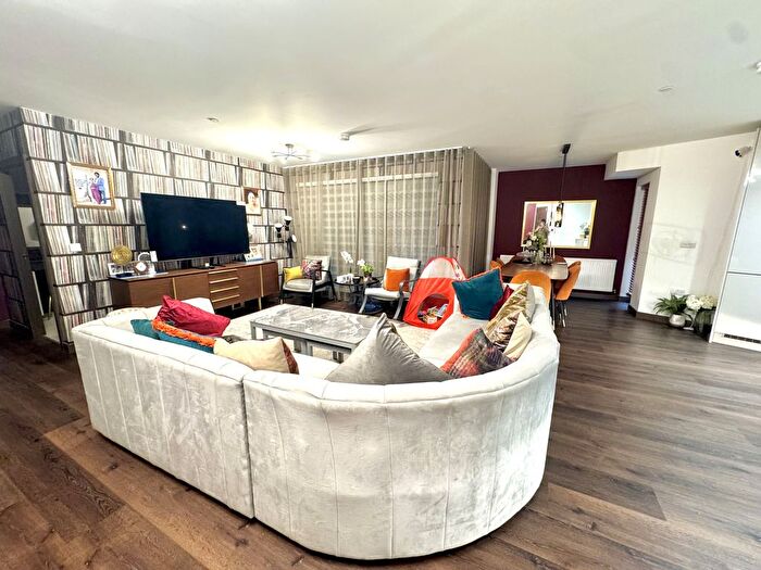 2 Bedroom Flat To Rent In Powerhouse Lane, Hayes, Greater London, UB3