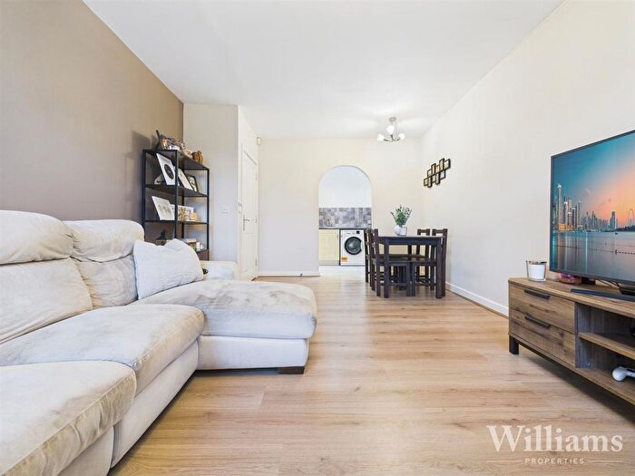 2 Bedroom Flat For Sale In Wedgewood Street, Aylesbury, HP19