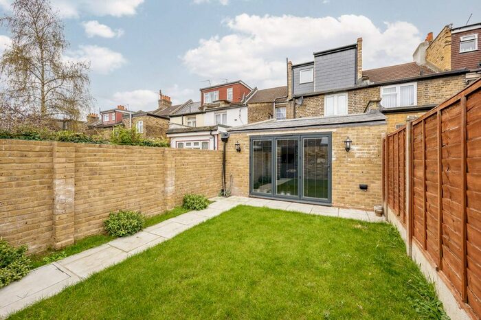 3 Bedroom Flat To Rent In Connaught Road, West Ealing, London, W13