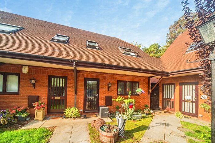 2 Bedroom Maisonette For Sale In Bassett Crescent West, Southampton, Hampshire, SO16
