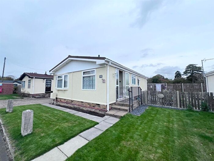 3 Bedroom Park Home For Sale In Wyatts Covert, Denham, UB9