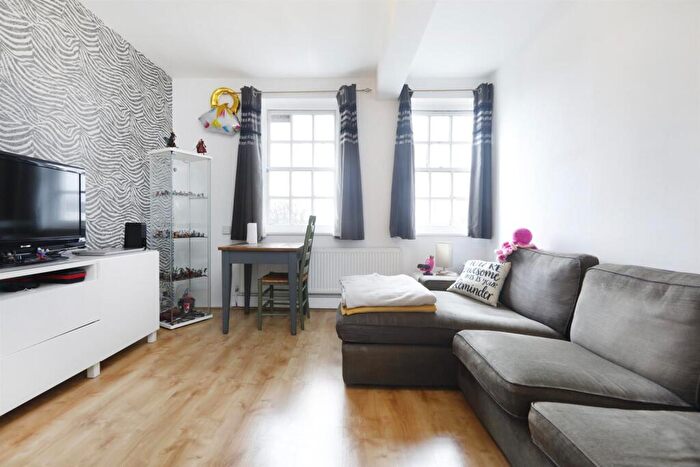 1 Bedroom Apartment For Sale In Peabody Estate, Camberwell Green, London, SE5