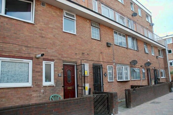 4 Bedroom Maisonette To Rent In Portia Way, Mile End, E3