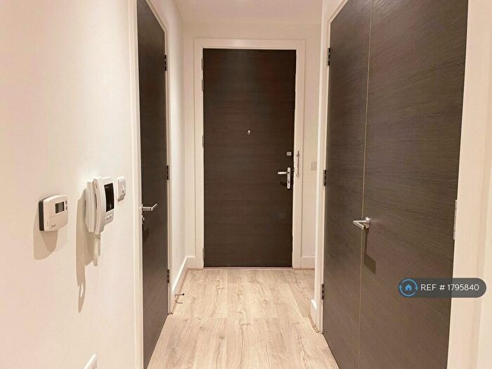 1 Bedroom Flat To Rent In Sailors House, London, E14