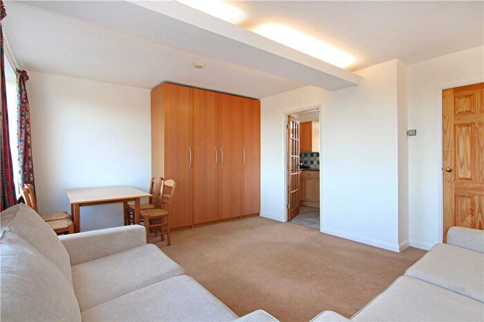 1 Bedroom Flat To Rent In Hillymead, Thornton Hill, SW19