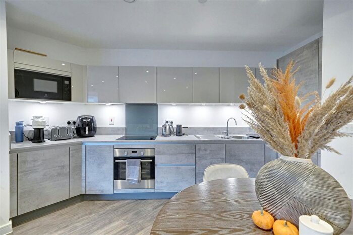 1 Bedroom Flat For Sale In South Street, Enfield, EN3